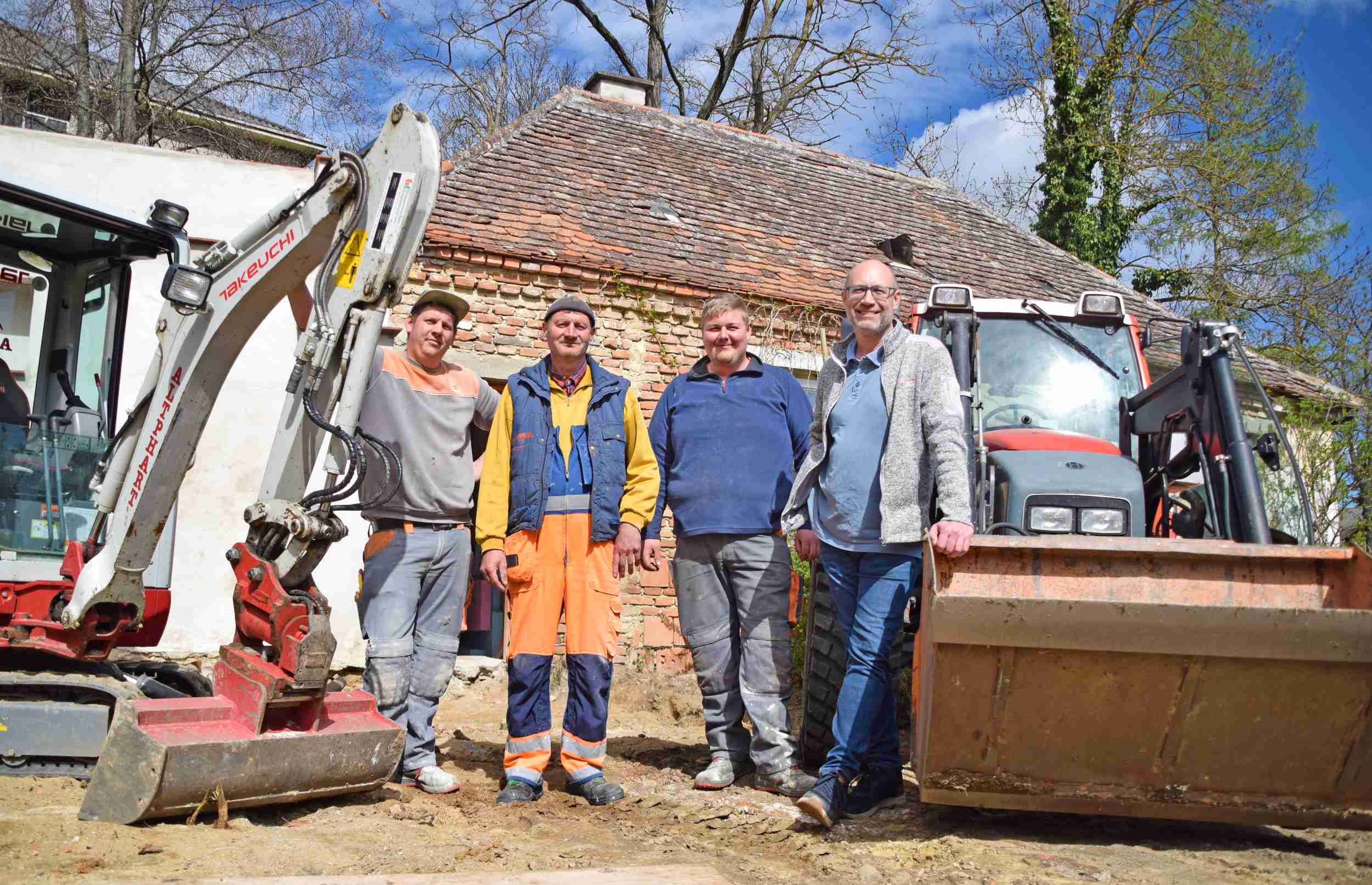 Bernhard Campassi, Heinz Winkler, Georg Scharinger und Ing. Andreas Holzbrecher bemühen sich zur Zeit intensiv um den „Pfadfindergarten“. Foto: Gabriele Hohenegger